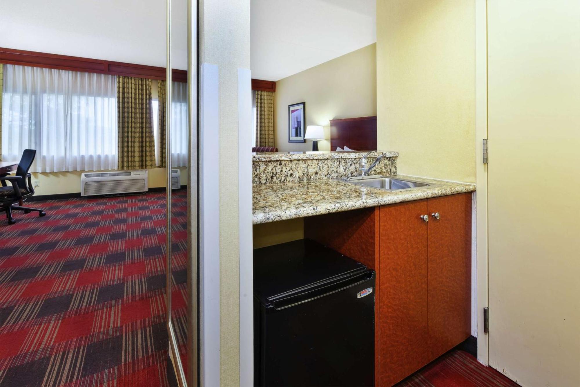 Doubletree By Hilton Holland Hotel Eksteriør billede